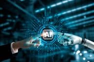 Roboter- und Menschenhände verbinden KI-Schaltkreis