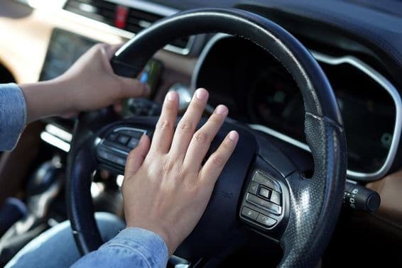 Das plötzliche Geräusch einer Autohupe