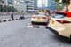 Eine Gruppe von Taxifahrern wartet vor einem Hotel in Dubai auf Fahrgäste.