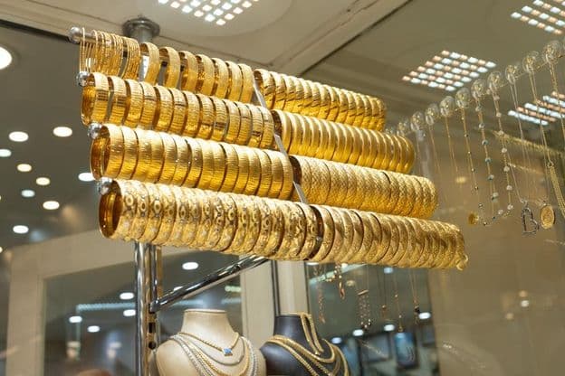 Goldarmbänder im Schaufenster