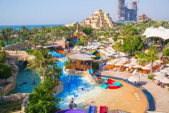 Ansicht des Aquaventure-Wasserparks und des Neptun-Turms