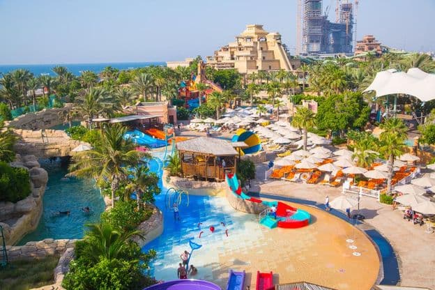 Ansicht des Aquaventure-Wasserparks und des Neptun-Turms