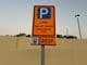 Öffentliches Parkplatzschild der Dubai Municipality.