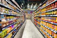 Dubai, Vereinigte Arabische Emirate, Lebensmittel in Supermarktgängen ausgestellt
