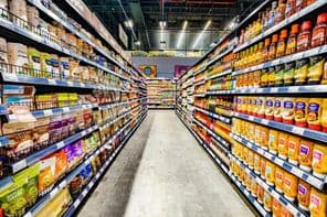 Dubai, Vereinigte Arabische Emirate, Lebensmittel in Supermarktgängen ausgestellt