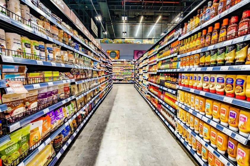 Dubai, Vereinigte Arabische Emirate, Lebensmittel in Supermarktgängen ausgestellt