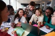 Eine fröhliche, multikulturelle Gruppe von Universitätsstudenten