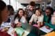 Eine fröhliche, multikulturelle Gruppe von Universitätsstudenten