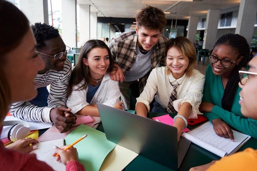 Eine fröhliche, multikulturelle Gruppe von Universitätsstudenten