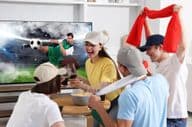 Fußballfans schauen sich ein Fußballspiel an