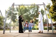 eine Familie spielt auf dem Spielplatz in Dubai