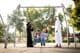 eine Familie spielt auf dem Spielplatz in Dubai