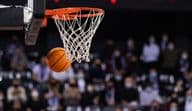 Basketballspiel mit einem Korb.