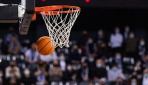 Basketballspiel mit einem Korb.