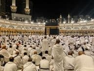 Nächtliche Pilger versammeln sich um die Kaaba