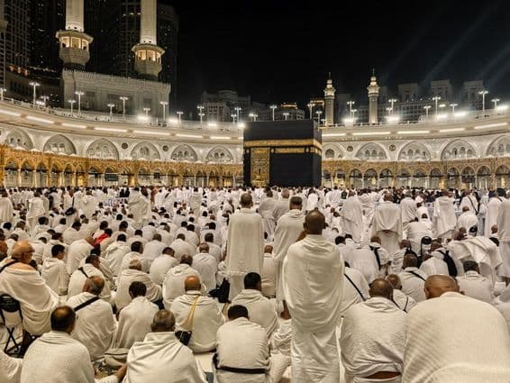 Nächtliche Pilger versammeln sich um die Kaaba