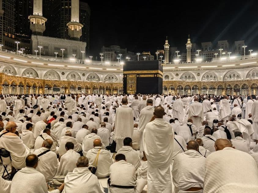 Nächtliche Pilger versammeln sich um die Kaaba