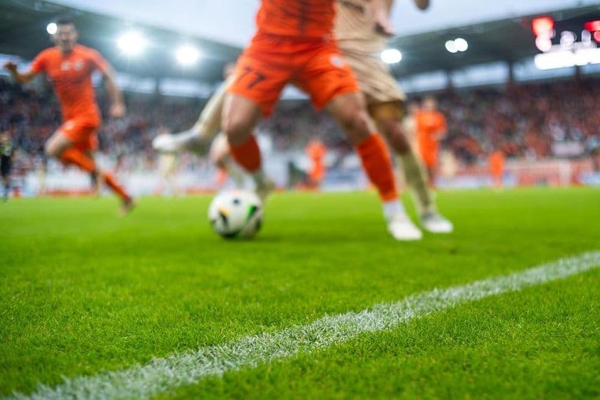 Rasen und Seitenlinie auf einem Fußballfeld im Stadion