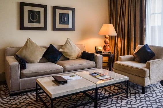 Hotel mit hellem und modernem Interieur.