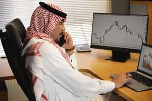 Arabischer Mann arbeitet im Büro am Laptop
