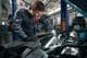 Der Arbeiter führt eine umfassende technische Inspektion des Autos durch