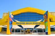 Haupteingang des Warner Bros World Indoor Freizeitparks in Abu Dhabi