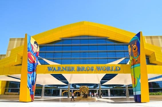 Haupteingang des Warner Bros World Indoor Freizeitparks in Abu Dhabi
