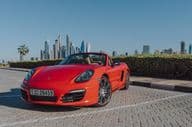 Roter Porsche Boxster auf Palm Jumeirah geparkt