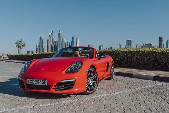 Roter Porsche Boxster auf Palm Jumeirah geparkt