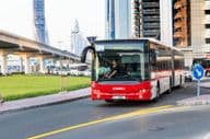 moderner Wolkenkratzer entlang der Sheikh Zayed Road.