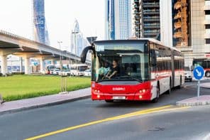 moderner Wolkenkratzer entlang der Sheikh Zayed Road.