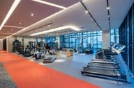 Ein Fitnessstudio und Fitnessgeräte