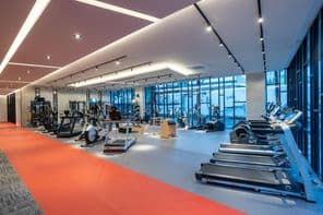 Ein Fitnessstudio und Fitnessgeräte
