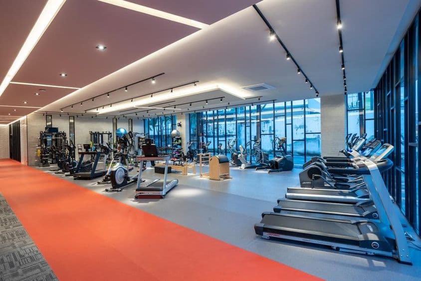 Ein Fitnessstudio und Fitnessgeräte