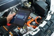 Überprüfung einer Elektroautobatterie in einem Servicezentrum