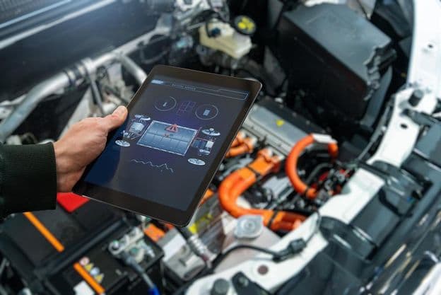 Überprüfung einer Elektroautobatterie in einem Servicezentrum