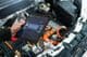 Überprüfung einer Elektroautobatterie in einem Servicezentrum