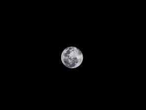 Mikro-Vollmond am Himmel