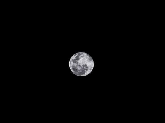 Mikro-Vollmond am Himmel
