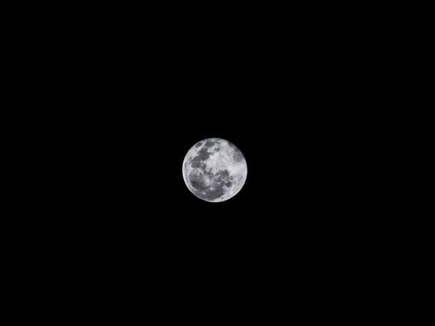 Mikro-Vollmond am Himmel