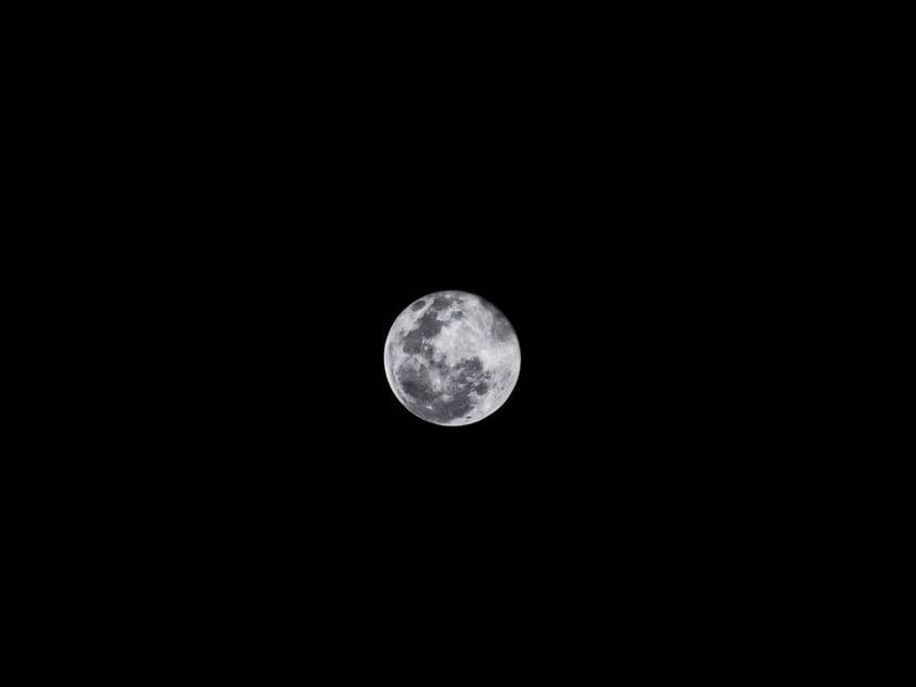 Mikro-Vollmond am Himmel