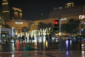 Fußgänger in der Innenstadt bei Nacht