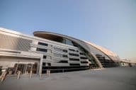 Außenansicht einer Dubai Metrostation in den Vereinigten Arabischen Emiraten