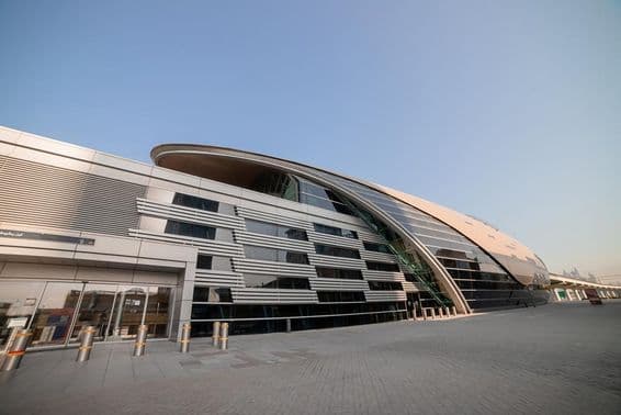 Außenansicht einer Dubai Metrostation in den Vereinigten Arabischen Emiraten