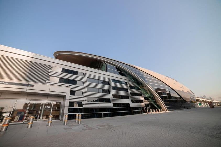 Außenansicht einer Dubai Metrostation in den Vereinigten Arabischen Emiraten
