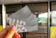 Eine Frau hält zwei NOL-Metro-Karten in ihrer Hand