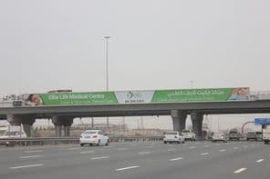 Sheikh Mohammed Bin Zayed Road verbindet die Emirate Dubai und Sharjah