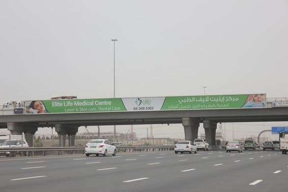 Sheikh Mohammed Bin Zayed Road verbindet die Emirate Dubai und Sharjah