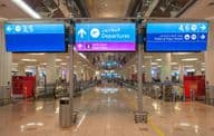 Abflugtafel am internationalen Flughafen Dubai
