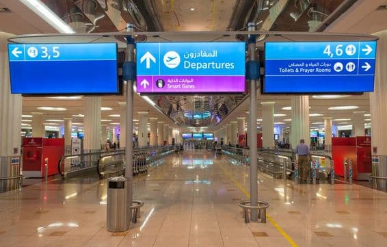 Abflugtafel am internationalen Flughafen Dubai